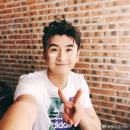 张云龙曝童年踢球照回忆十三年足球生涯颜值堪比贝克汉姆