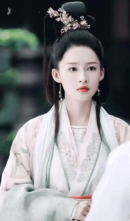 近日李沁官宣出演新电视剧《七夜雪》,被大家评论为天选薛紫夜!