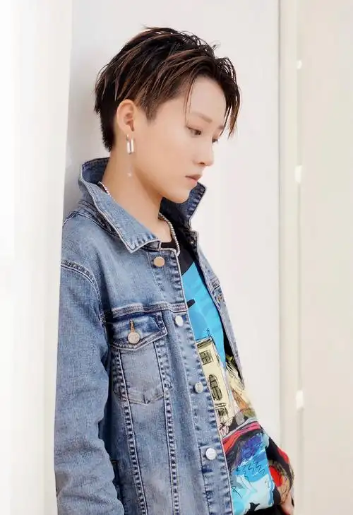 蜜蜂少女队刘雨昕写真图片