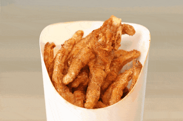 炸鸡爪是卤人甲当之无愧的销量王,好的时候单店日销量能达到10000只.