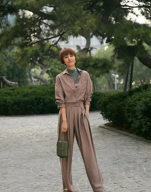 薄款的上衣勾勒出袁泉漂亮的肩颈线条,搭配上一款金色项链点缀造型