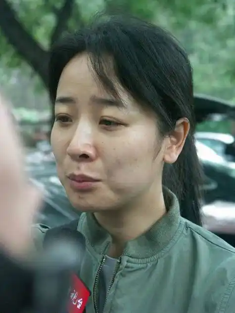 图文牛振华追悼会陈小艺表情悲哀到达现场