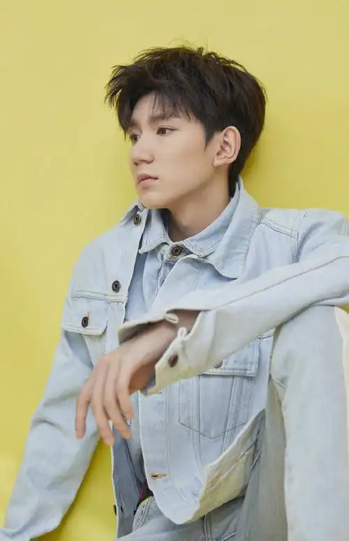 王源清爽帅气时尚写真图片