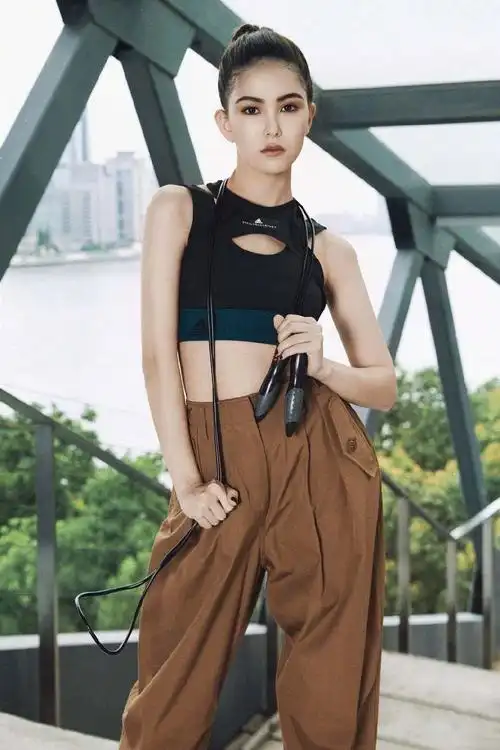 昆凌潇洒运动风写真图片39