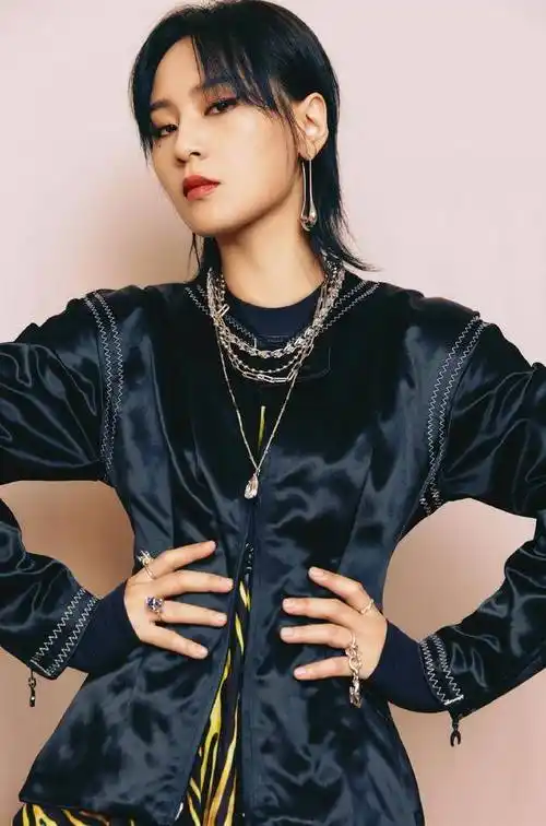 原创周笔畅真有个性条纹连衣裙搭廓形外套尽显女人风味