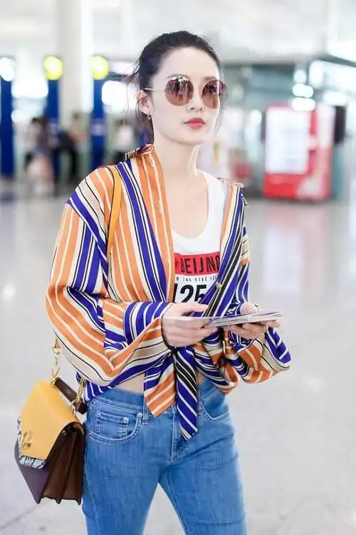 李沁气质越来越随性衬衫不系扣绑着穿尽显女团感曲线