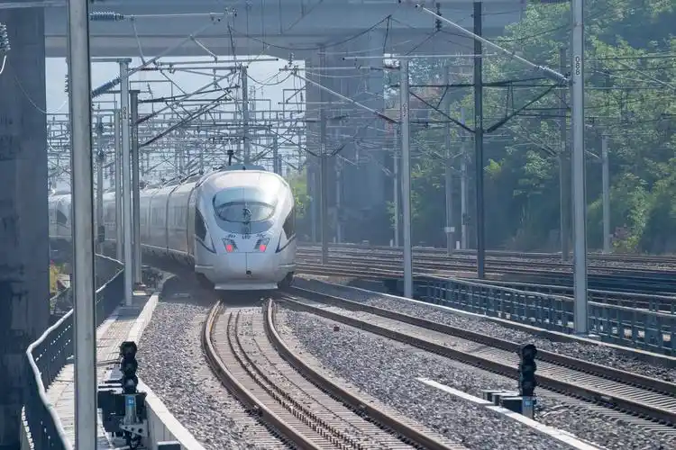 4月22日,试验列车通过郑渝高铁线路上的云阳站(无人机照片).