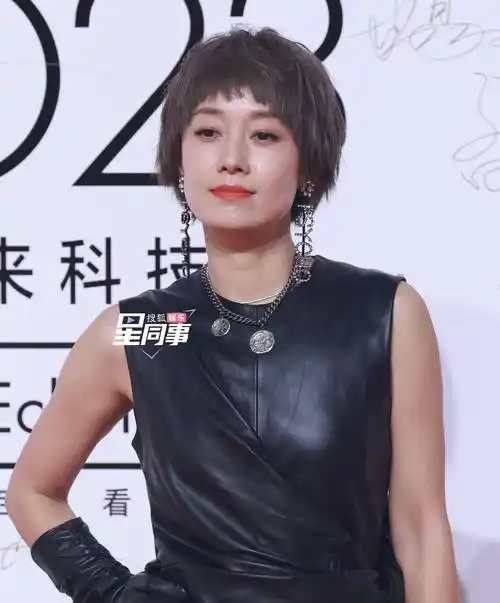 elle红毯第二弹:周冬雨大变样,张雨绮礼服勒肉,宋茜黑手套抢镜_黑色