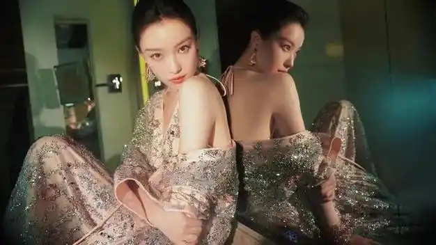 红毯比美!倪妮冻得发抖娜扎下楼梯封神,热巴同款卡戴珊身材辣翻