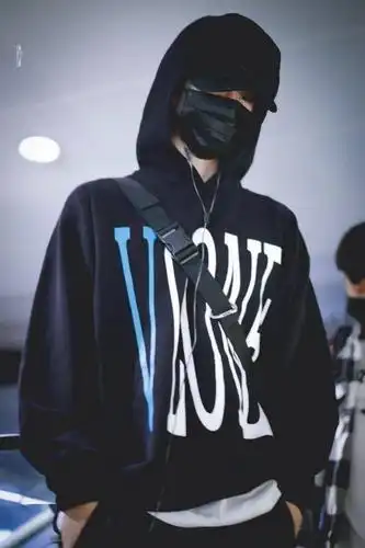 看王一博的机场就知道,帽子永远不会缺席.