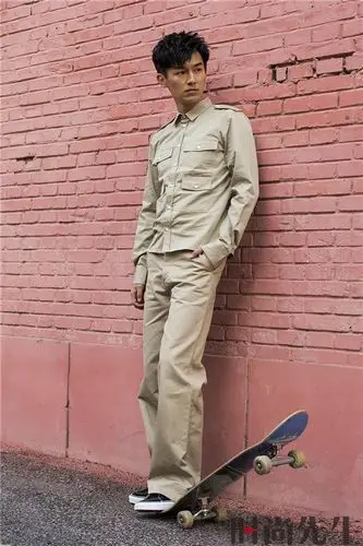 杨旭文曝最新写真大片 轮廓硬朗男人味十足