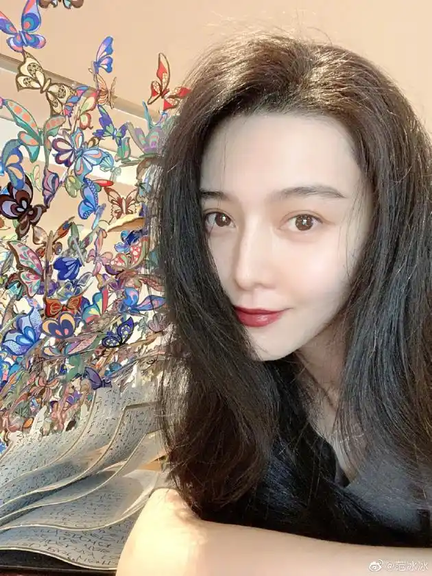 范冰冰纠结晚饭吃不吃披萨 素颜涂红唇下巴尖尖