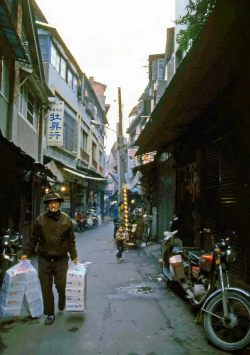 八十年代,台湾街头,广告牌都是用繁体字写的,商业很发达,那时候,台湾