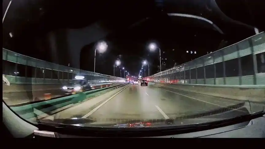 喜欢晚上一个人开车兜风,打开窗户,吹着晚风,听着音乐