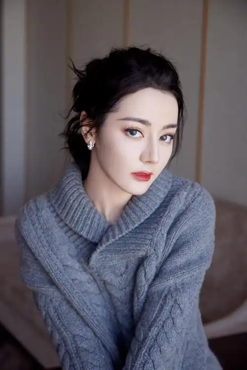 迪丽热巴小年夜花絮视频,这个造型好温柔啊,每一帧都美到失语!