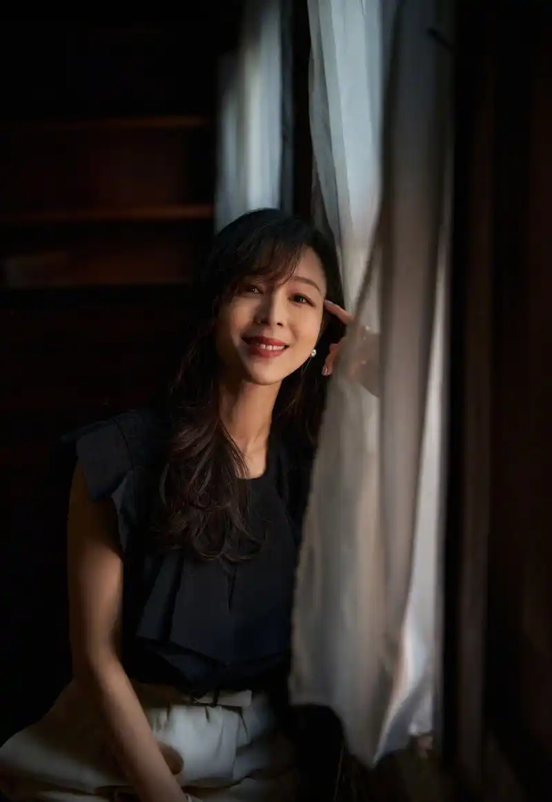 张静初发了条信息,"今晚",图片是《漫长的季节》.