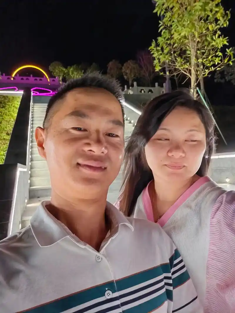 出来散散步,看到美景就拍了几张合影.老婆看了照片后,已经有一 - 抖音