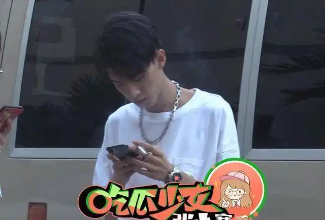 原创德云社23岁小生又换豪车懒理负债2百万传闻逍遥吸烟太自在