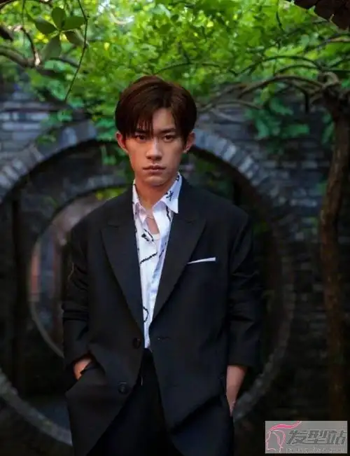 易烊千玺光影大片 彰显迷人魅力帅气十足_发型站_最新流行发型设计