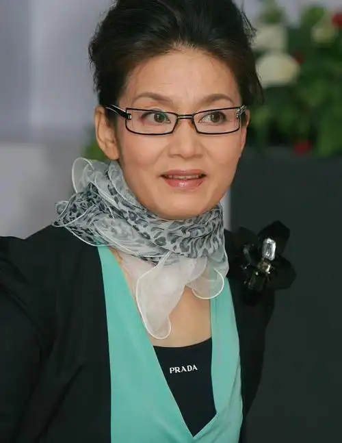 65岁潘虹依然孤傲穿套裙配葡萄珍珠项链贵族气质太深入人心