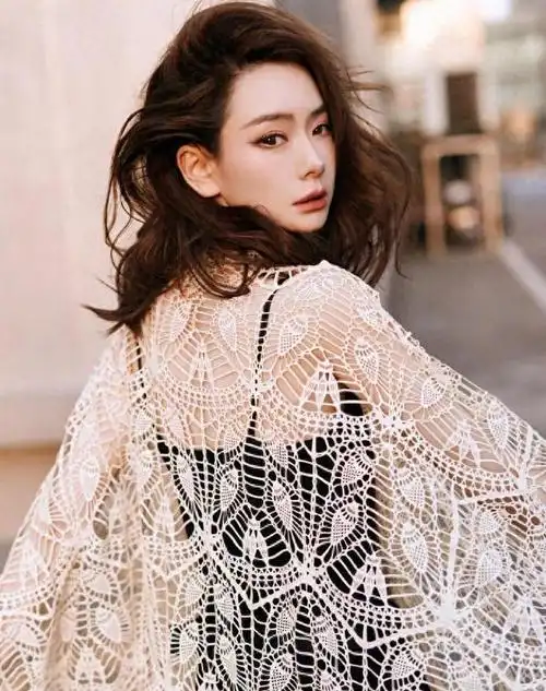 戚薇最新春日写真展现悠然格调