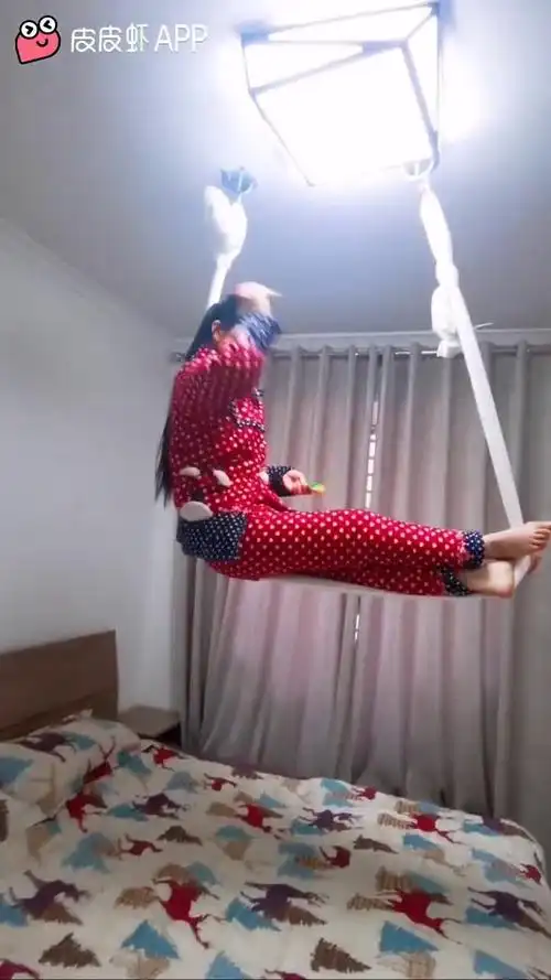 小姐姐你家设备挺齐全啊 这绳子不是这么用的吧