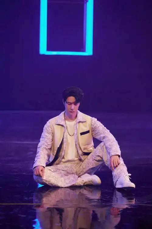 #王一博河南春晚舞台照#