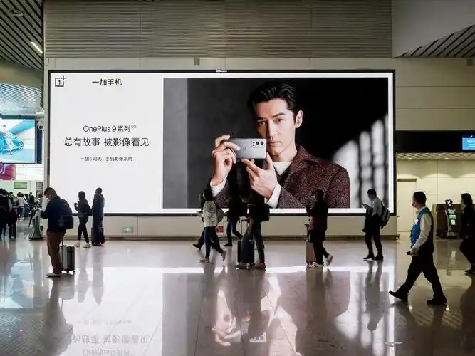 胡歌 一加手机品牌代言人 线下地广铺图