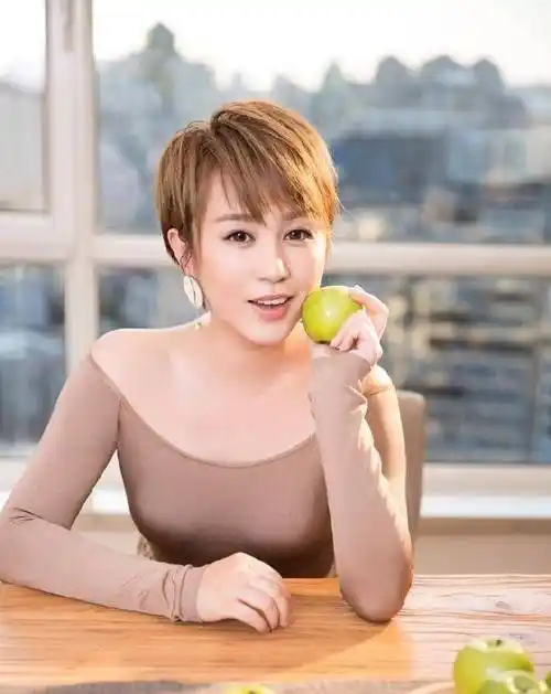 38岁马丽,身材有料容颜姣好,原来她也这么时尚迷人!_娱乐_明星_喜剧