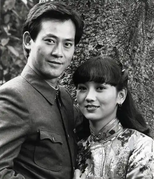 赵雅芝和郑少秋年轻时拍的烽火飞花一对俏佳人的故事