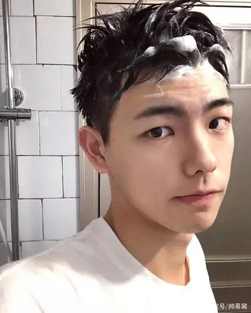 满脸青春气息的小鲜肉现在的男孩子都长得这么可爱吗