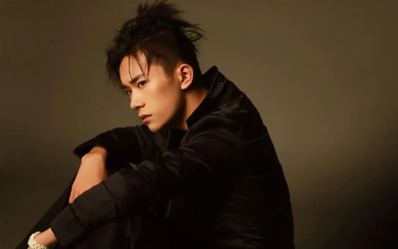 首页 桌面壁纸 大陆明星 易烊千玺杂志照片高清电脑壁纸 (2/ 9) 2018