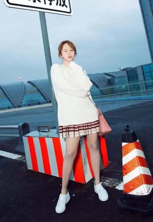 杨紫整容般瘦了穿裙子只露出10厘米这腿围确定真实存在