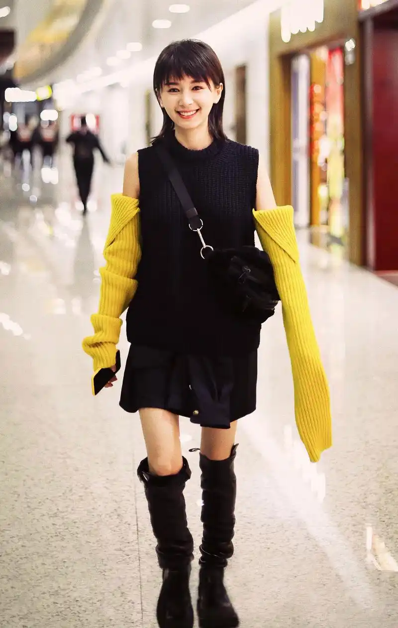 王子文深夜现身机场,笑容满面心情好