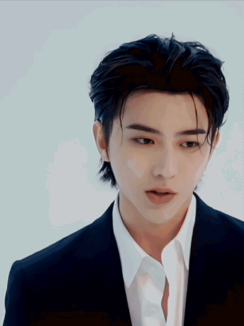 蔡徐坤黑美甲##蔡徐坤黑白光影照