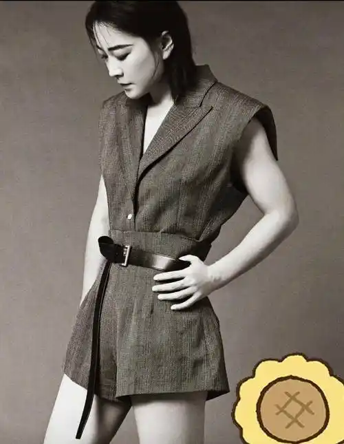 贾玲成为奢牌新宠,路演万元穿搭随心换,佩戴妈妈遗物