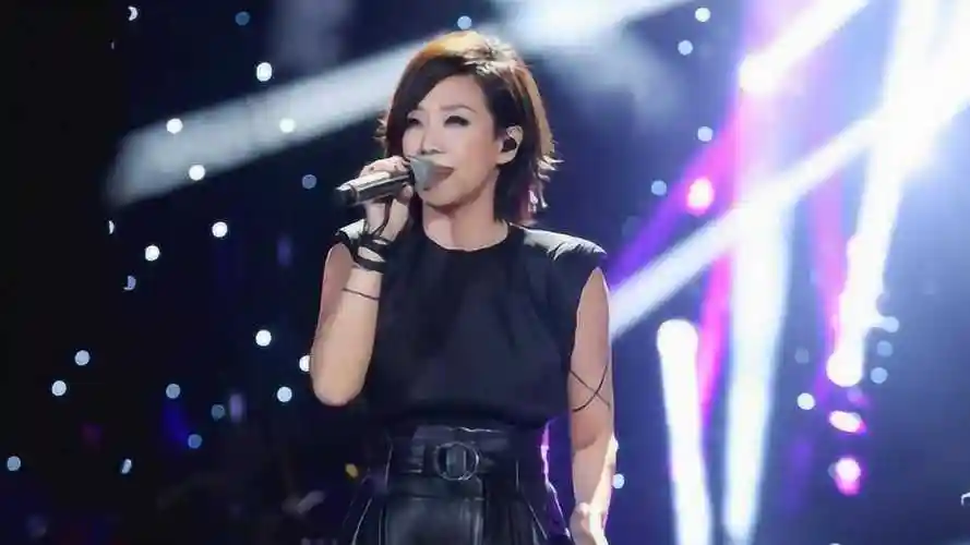 林忆莲现场版为你我受冷风吹非常令人感动实在太好听了