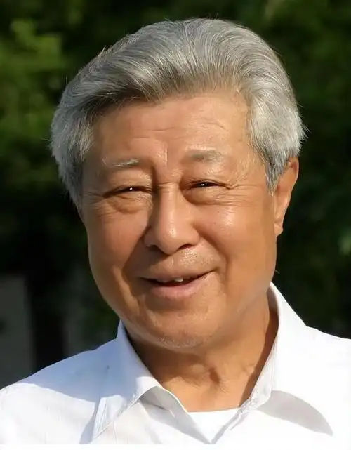 演员王心刚:对病妻不离不弃,儿女身价过亿,91岁活成普通老人