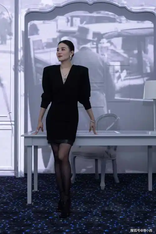 宋佳黑色连衣裙配上黑色丝袜秀出大长腿,看上去高贵冷艳-爱读书