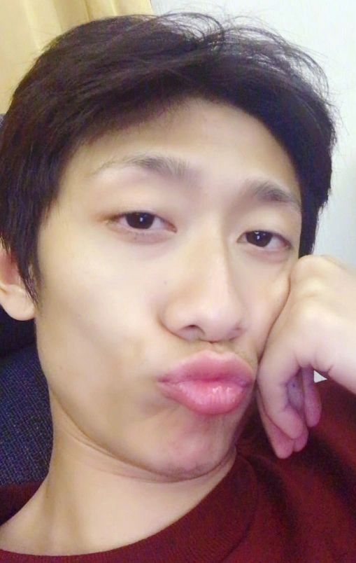 杨紫晒张一山素颜照,准点庆生配文,这才是青梅竹马的待遇