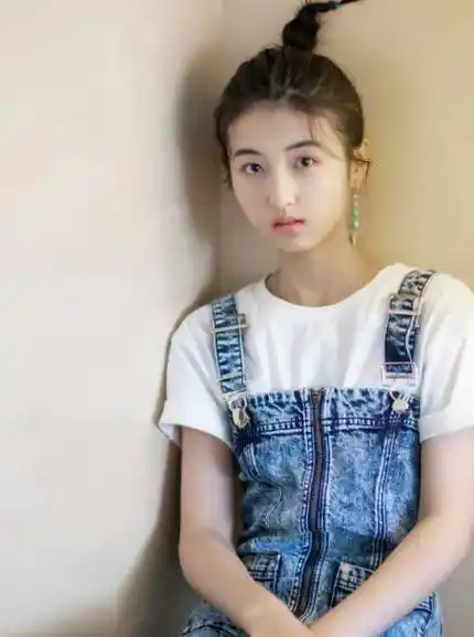 张子枫挑战10cm高跟,妖娆坐姿显成熟,盈盈一握小蛮腰a爆了!