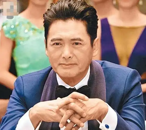 周润发,是香港影坛的一位传奇巨星,凭借他出色的演技和帅气的形象赢得