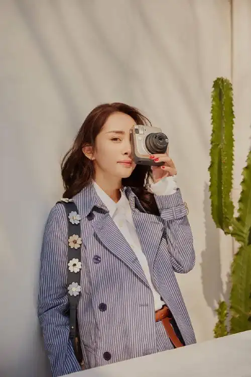 说到机场街拍达人,杨幂可以算得上数一数二了,可离开机场走进夏日自然