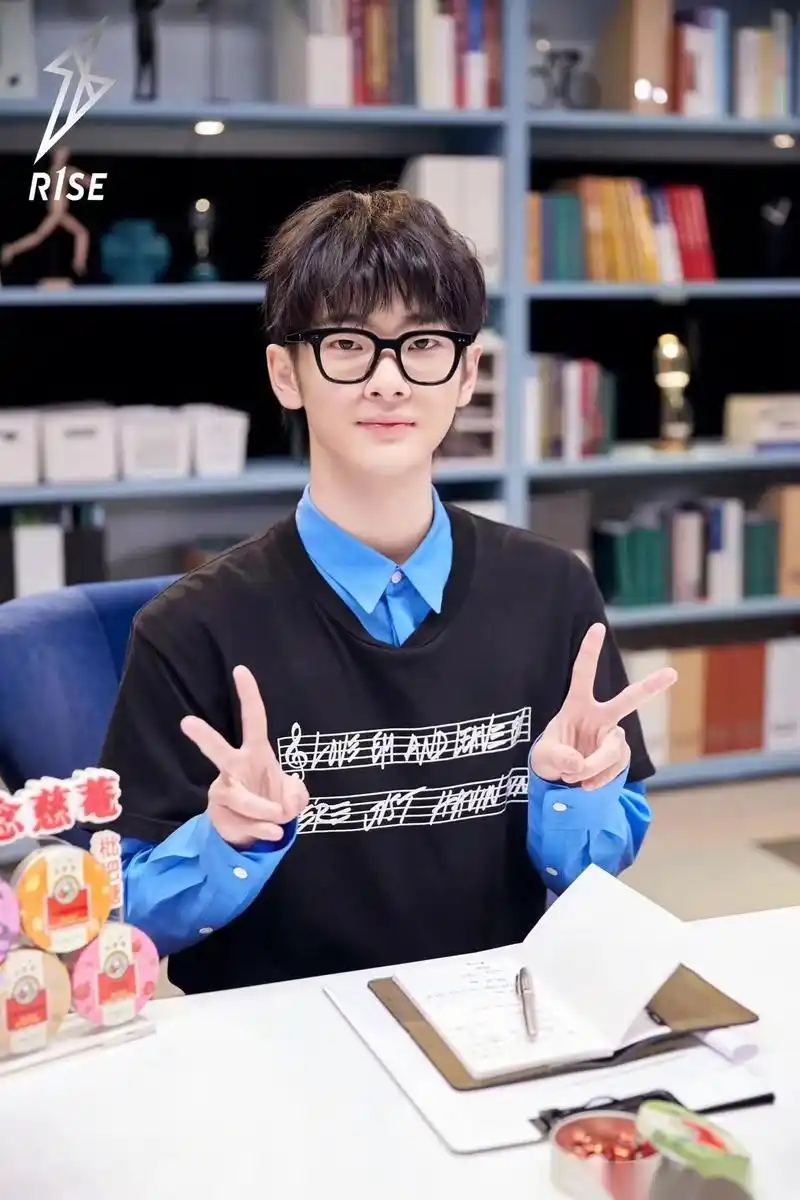 戴起黑框眼镜的南南,周震南与您想约令人心动的offer.