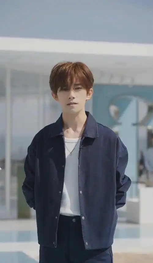 发色 怼脸绝了  #易烊千玺 阿玛尼#圈内教父的微博视频