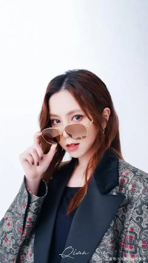 邓紫棋卷发造型,又美又酷 又飒