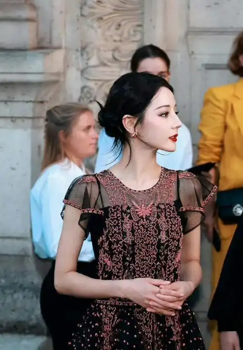 我远在巴黎的老婆走出国门大杀四方,迪丽热巴美的很超标咯