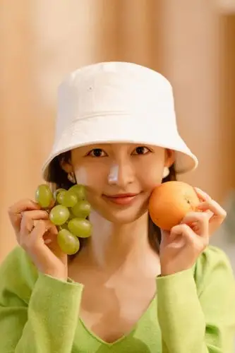 【8.16 李沁】搭配一个水果汁,橘子葡萄再加点你.