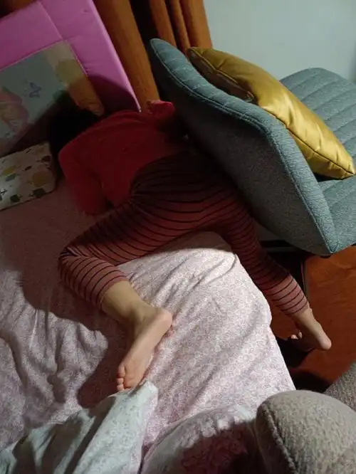 姑娘睡成这样都没动窝,这就尴尬了,我很纠结,把她拽上来但她的脚表达