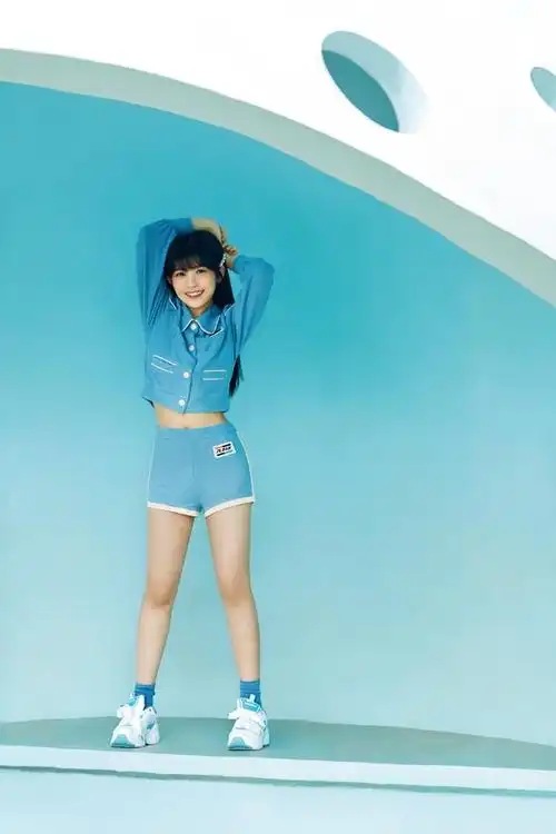 赖美云写真一组,珍珠发饰更显娇俏可爱